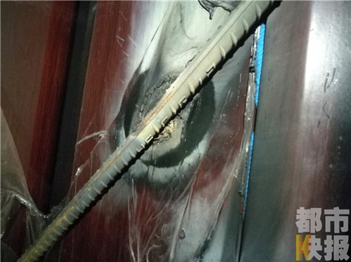 小区多位住户家门被焊死因开发商与施工方闹矛盾