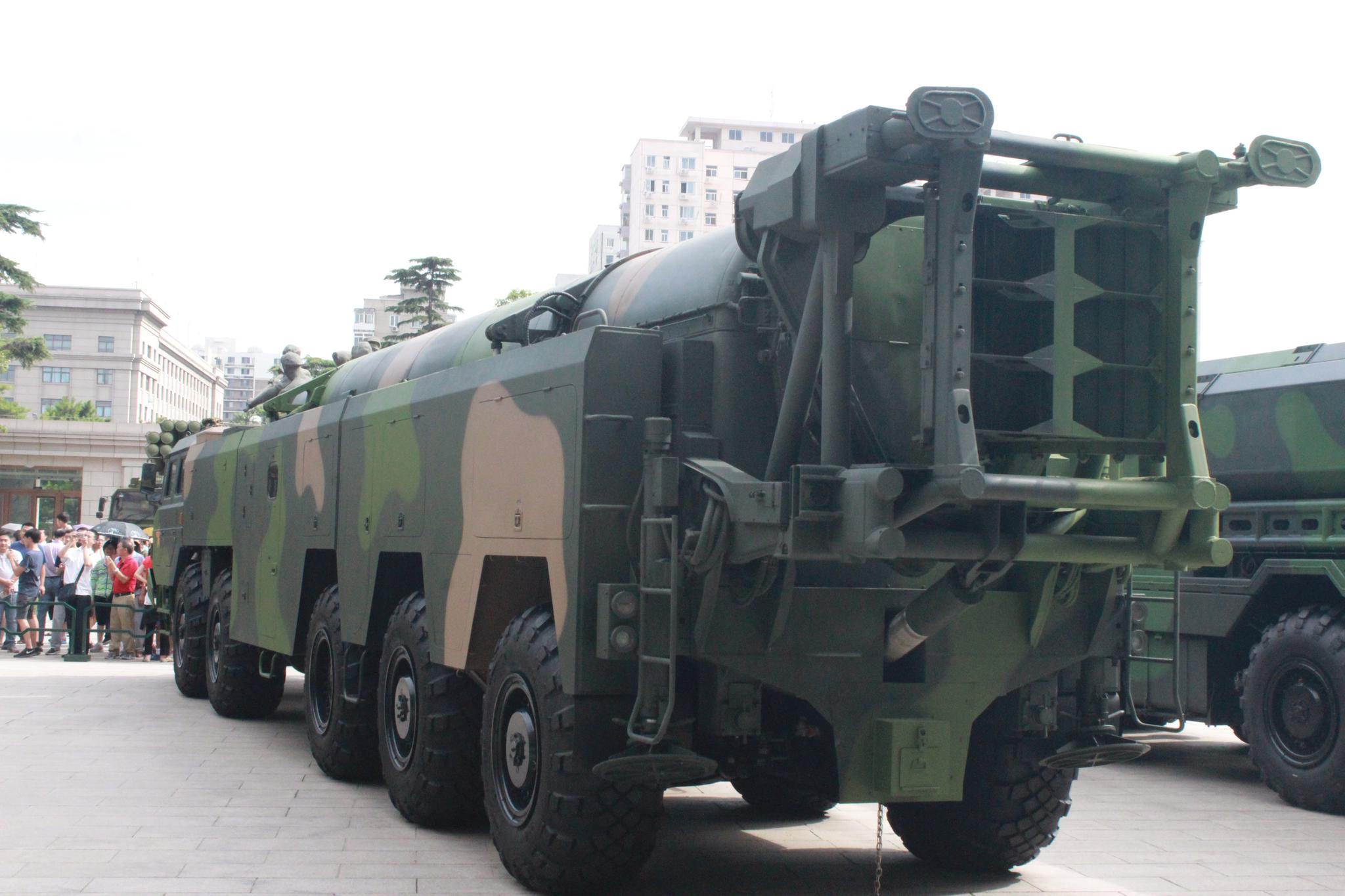 接下来,跳过并未参与阅兵的df10巡航导弹发射车,df16型中近程地地战术