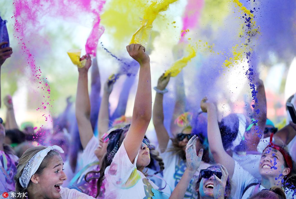 美国民众参加5公里彩色跑活动(组图)