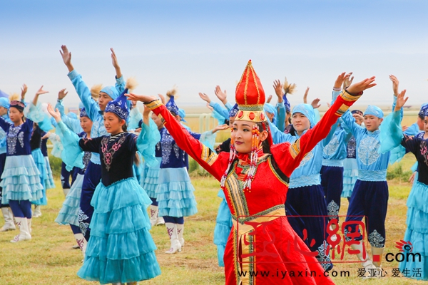 2017年7月29日,新疆巴里坤草原上哈萨克族群众正在表演舞蹈.