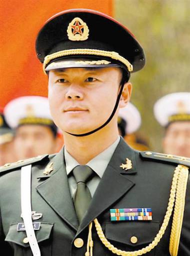 全国人大代表,中国人民解放军三军仪仗队副政委兼执行队长李强今年是