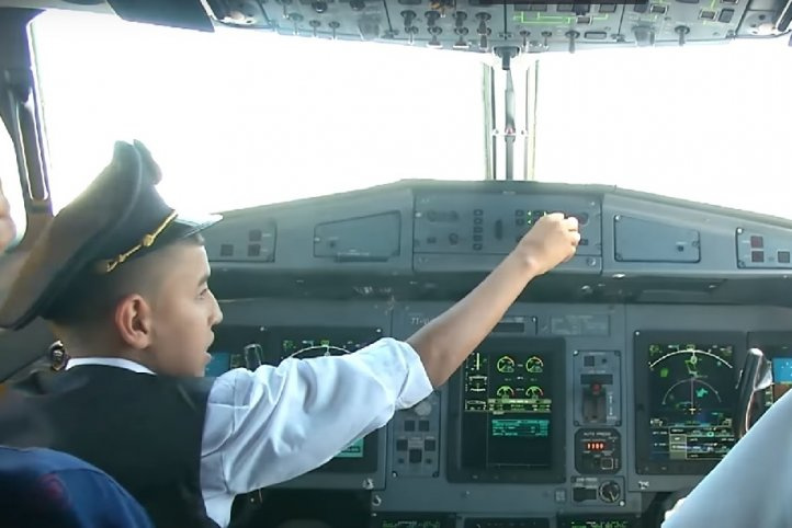 及利亚航空一架飞机两名机师让一名参与孤儿活动的10岁男童进入驾驶舱