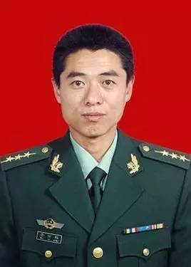 致以崇高的敬意我们向穿过军装的他们在此为祖国繁荣贡献力量如今他们