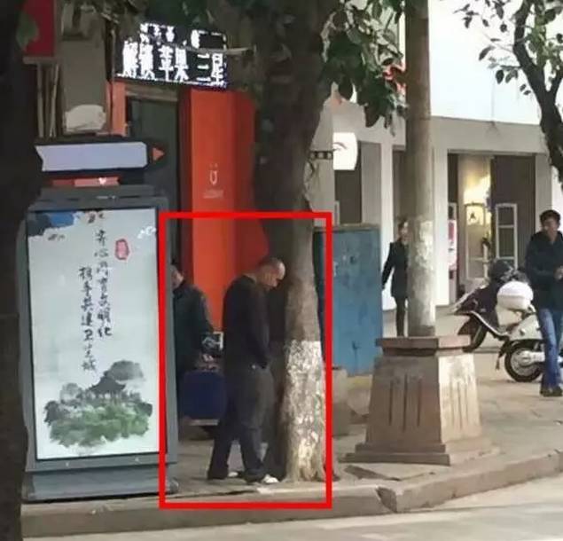 南宁园湖路上一男子下车当街撒尿这这这这