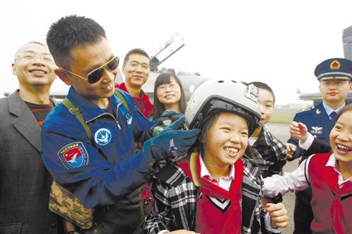 空军部队军营开放日受孩子们热烈追捧九龙坡区连续15年坚持议军会议