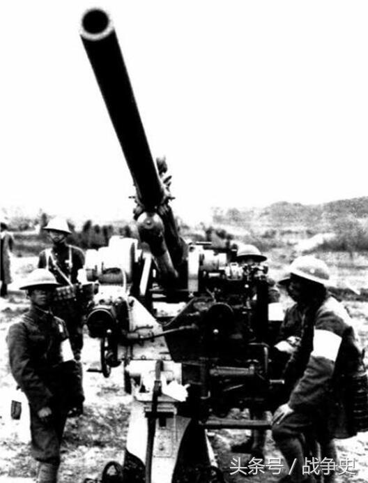 (操作m1929型高射炮的国军高射炮兵)(日军轰炸机群)淞沪会战爆发后