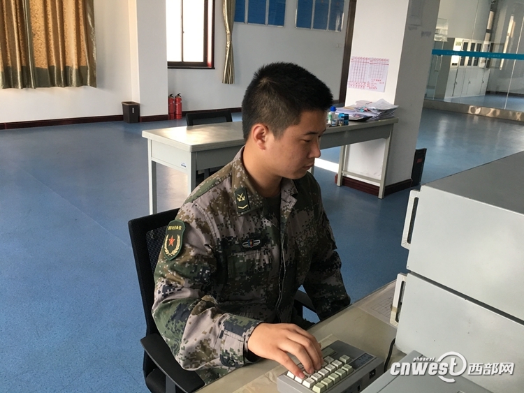 陕西省军区通信站通信兵正在发电报.