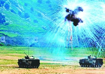 伞兵战车抛射烟雾弹掩护撤离7月的湖北,骄阳似火.