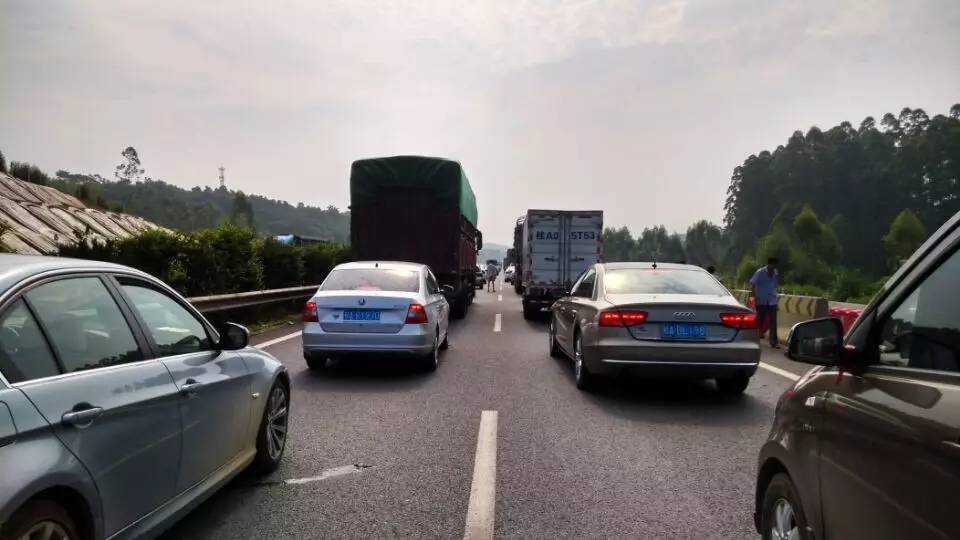 今晨泉南高速伶俐段2辆货车相撞2人死亡