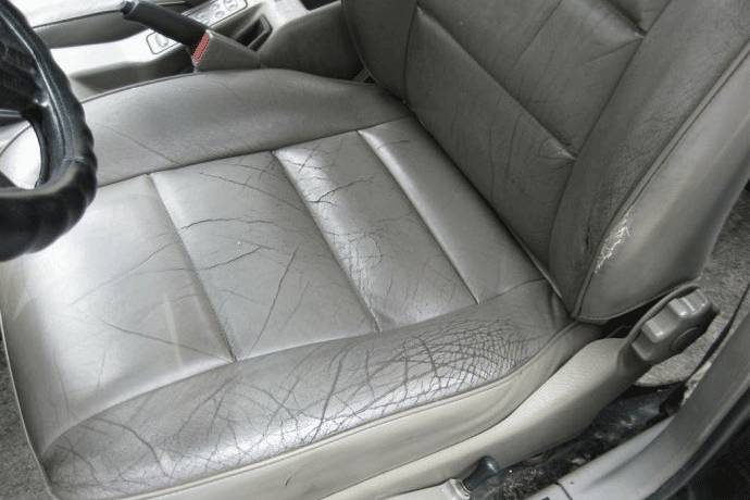 人都被热晕了，车子会被晒坏吗？