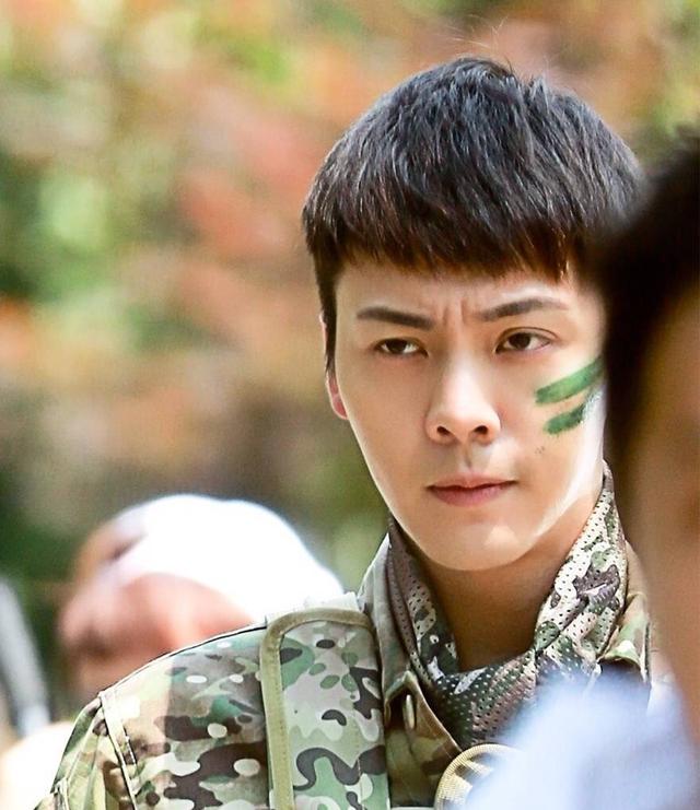 陈伟霆以这样的方式迎接建军节,很帅很应景