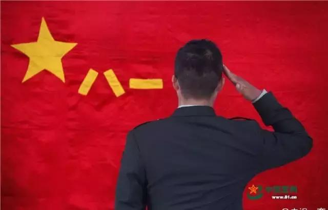 致敬英烈,此刻有什么比一个庄重的军礼,更能表达对战友无尽的追思与