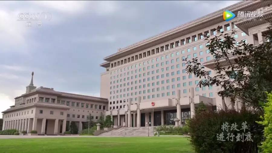 2012年金秋,长安街上的八一大楼,在蓝空浸碧的映衬下愈显庄严.