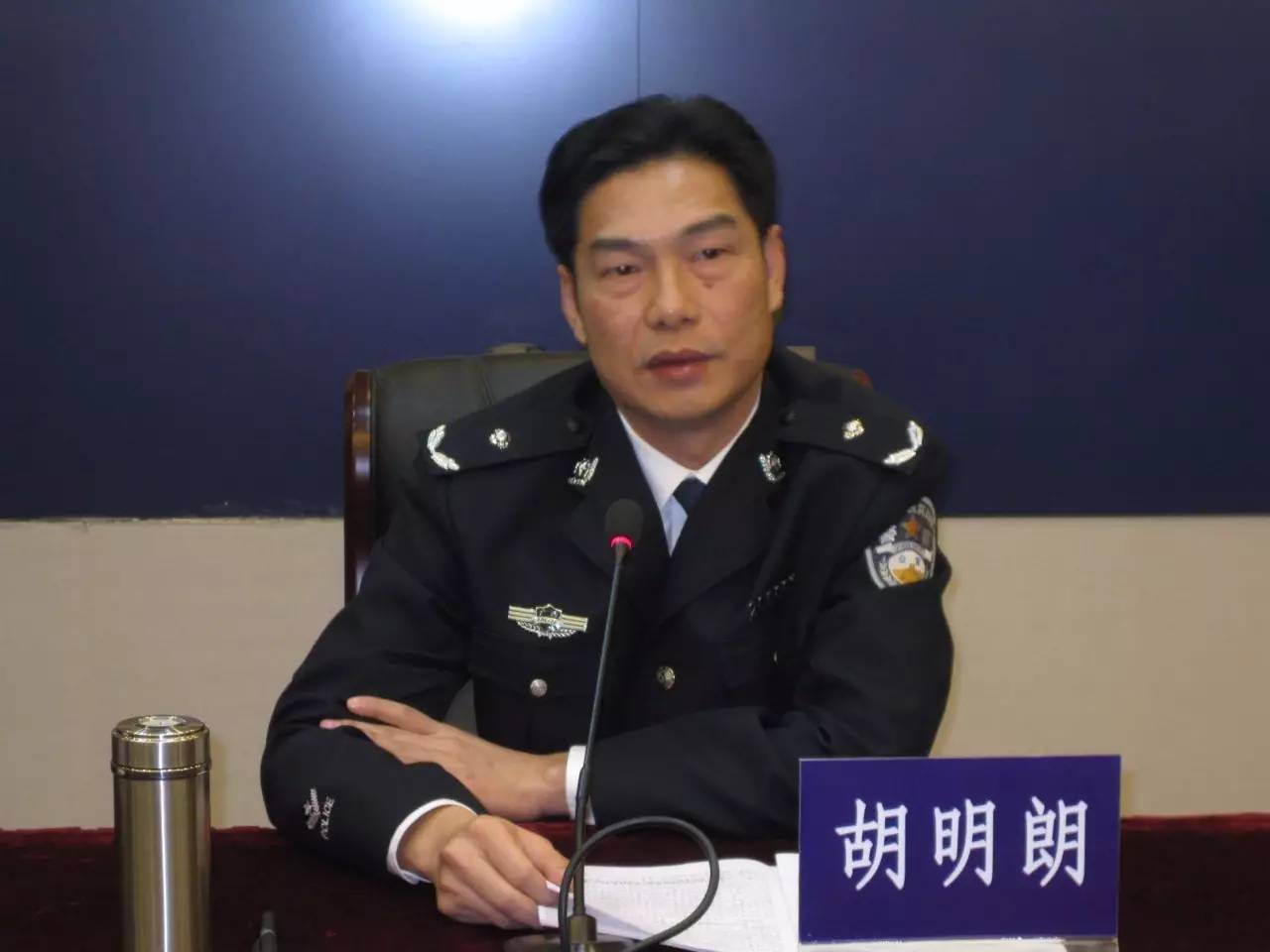 胡明朗也在基层工作多年,曾任广西壮族自治区河池市公安局副局长,南丹