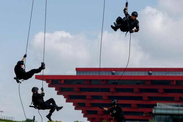 上海公安特警高温天背15斤装备巡逻守护城市宁静夏天