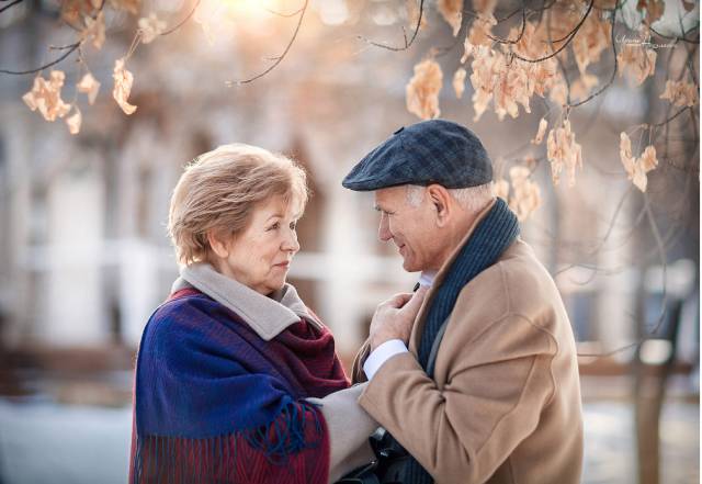 刷爆朋友圈的老年情侣写真竟是一组摆拍!两位老模特互不相识,不过