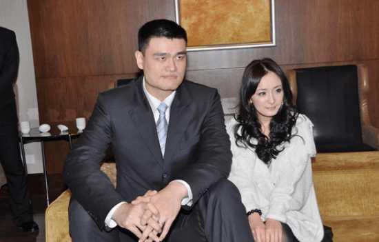 合影杀手杨幂,从小练就的一身合照好本领,屡屡成功抢镜!