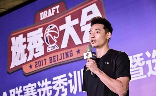 上台发言的刘鸿博