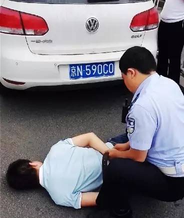 交警一眼就识破了套牌车！怎么做到的？？？