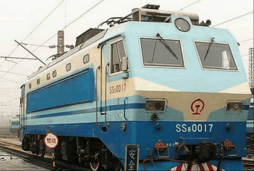 "东风"11型准高速内燃机车1994年广深线正式开通,当时使用是最高运行