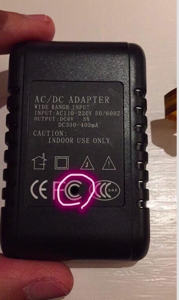 所以很多人也会降低警惕,但理论上来说,充电器中安装摄像头是最容易