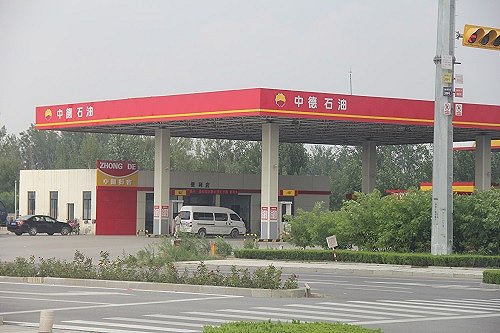 极力模仿中石油加油站的“山东派”加油站。摄影：邓雅蔓