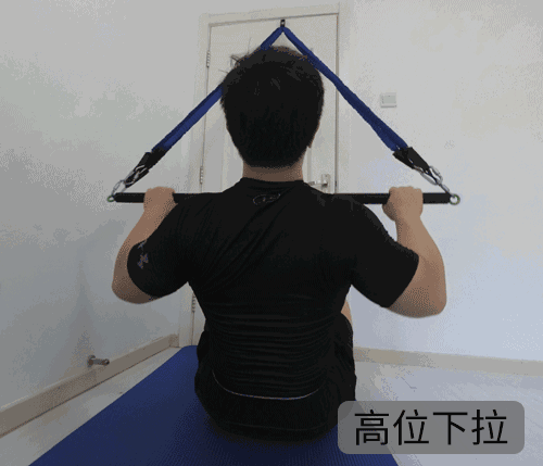 研究发现,高位下拉动作过程中稍稍反弓背部(大约135°),可以将背阔肌