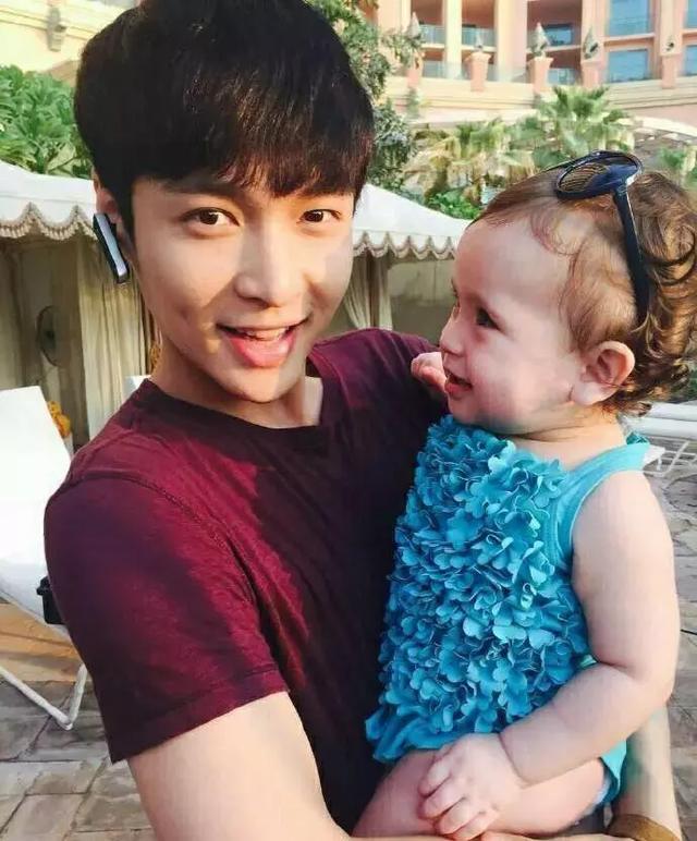 孩子在他的手上仿佛是一件时尚单品的黄子韬