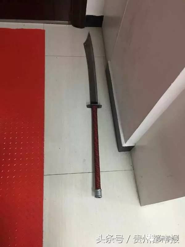 深夜贵阳一男子手持砍刀殴打年轻女子