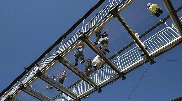 【图集】横跨黄河的透明玻璃桥:全长210米 离地10米高