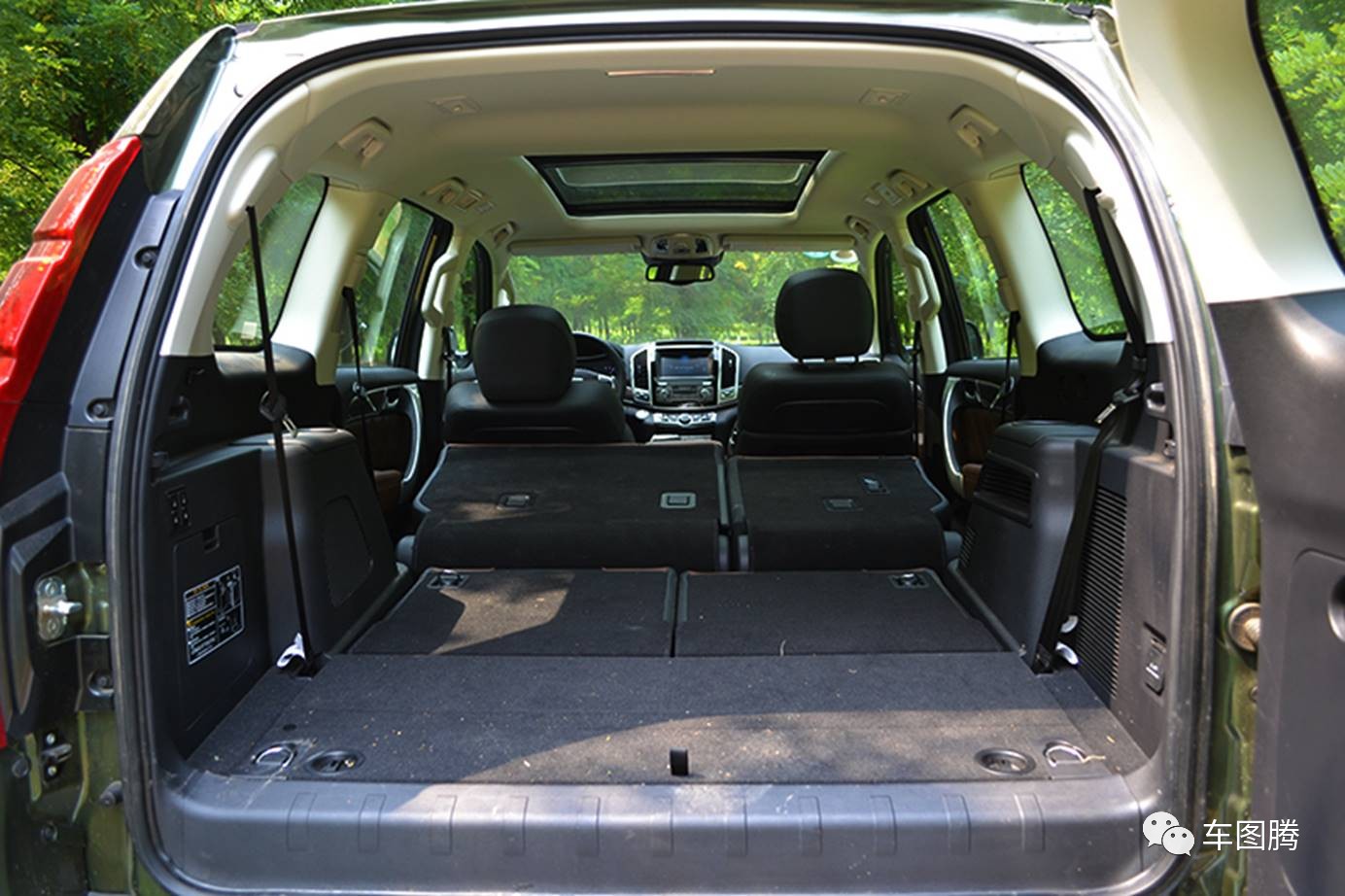 当第三排座椅全部放平时,哈弗h9便拥有了一个很宽敞的行李箱空间.