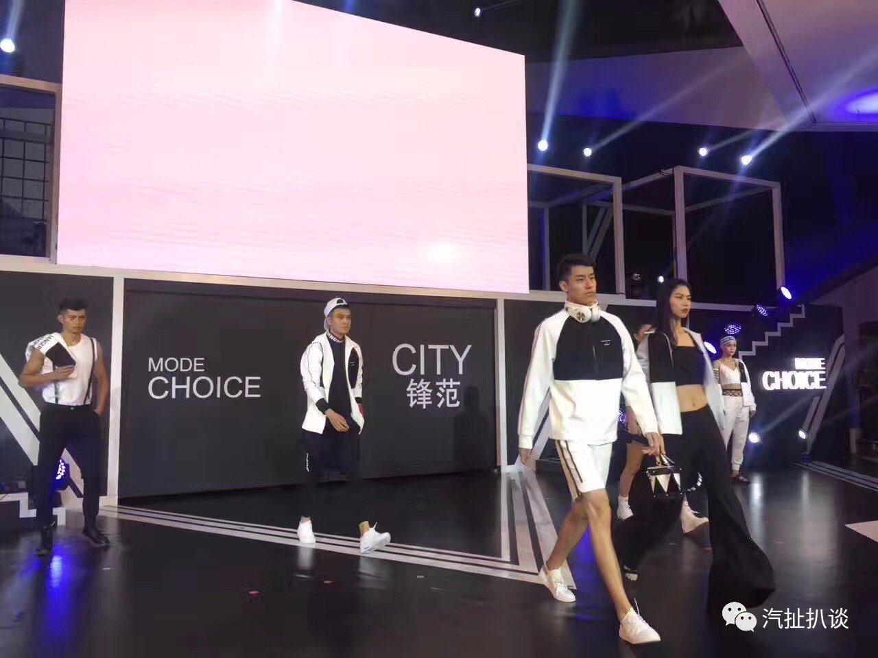 锋范To薛之谦：你负责世界和平，我负责正经