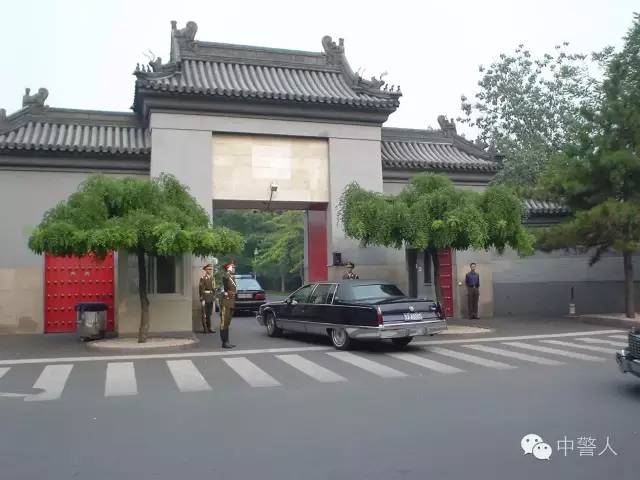 中央警卫局属于解放军编制,直接领导是中共中央办公厅,中央警卫局故名