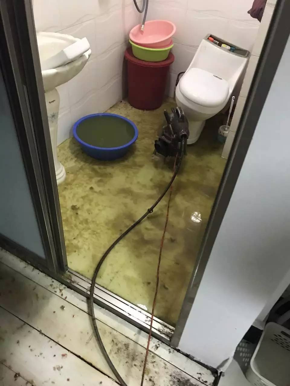 大禹城邦业主家地漏两次返脏水掺着粪便碎末和卫生纸片地板全废物业不