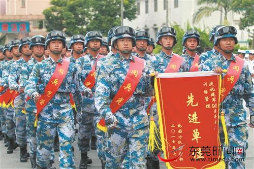 昨日,驻莞海军91676部队举行了受阅官兵凯旋欢迎仪式(记者 杨泽彬