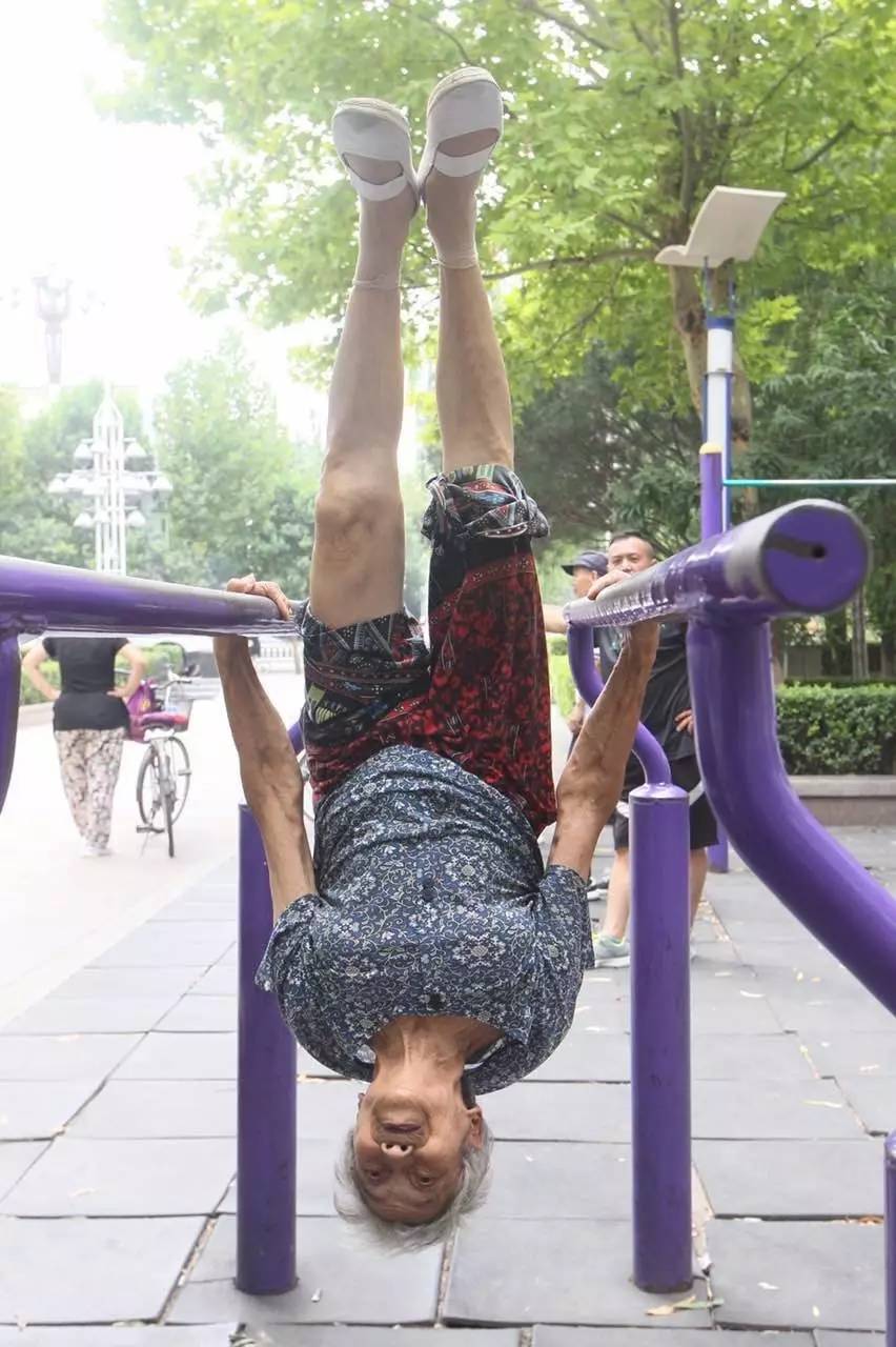 石家庄"双杠奶奶"火了!倒立,一字马轻松搞定,就问你服不服!