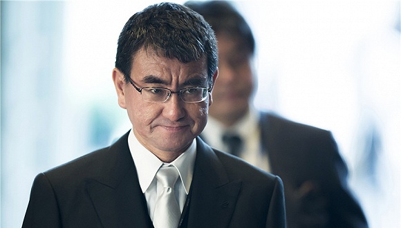 2017年8月3日,日本东京,日本新任外交部长河野太郎抵达首相府出席会议