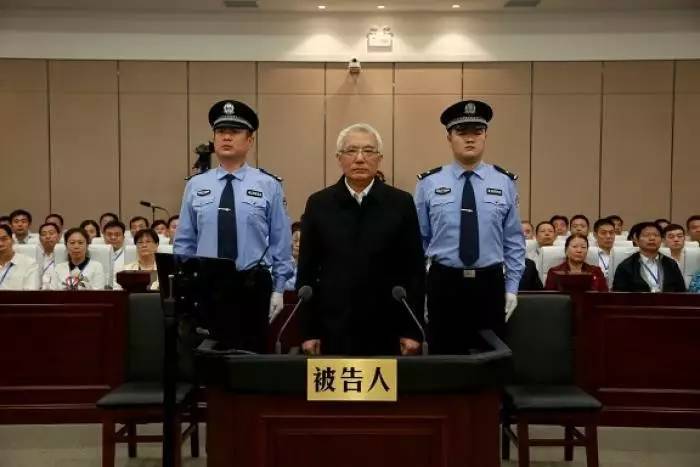 王珉最新消息:王珉受贿1.46亿获刑无期 仕途辗转三省命运浮沉 (王珉庭审图,图源:人民网)