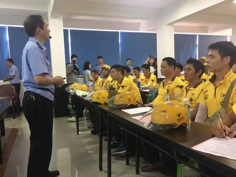 这是互相礼让的最高境界老人过马路脱帽三鞠躬视频