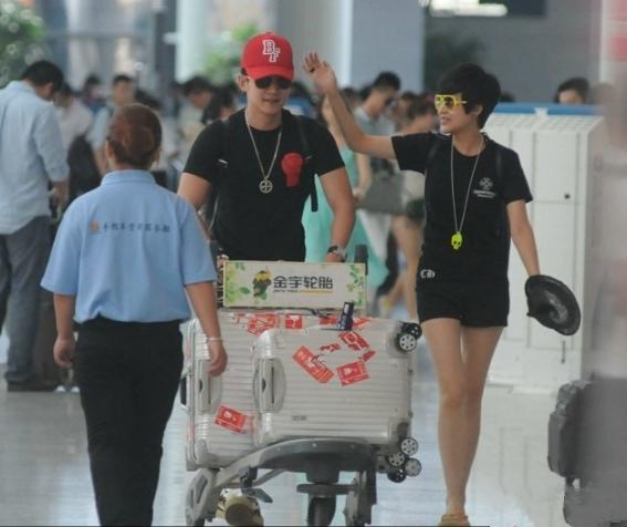 周杰伦昆凌情侣装甜蜜上演摸肩杀这些明星夫妻婚后更甜蜜