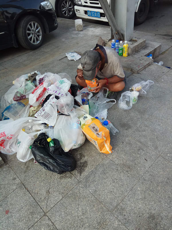 香港富商流落街头 落魄至捡垃圾桶里食物吃,睡地板