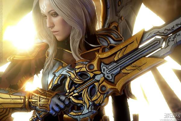 白俄美女cos《暗黑血统》天使 圣光之翼绚丽唯美