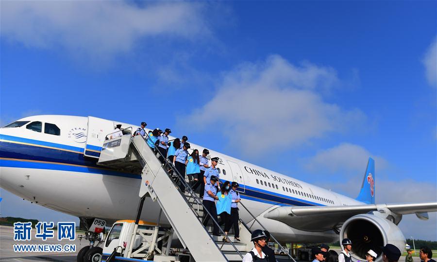 77名电信网络诈骗犯罪嫌疑人从斐济被押解回国组图