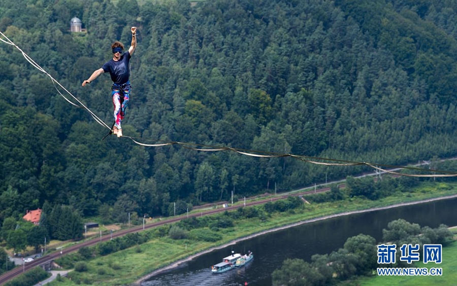 够刺激德国冒险者蒙眼挑战高空走绳索高清
