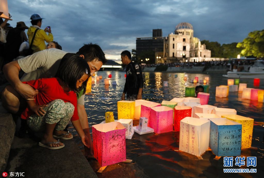 日本民众放河灯纪念广岛原子弹爆炸72周年