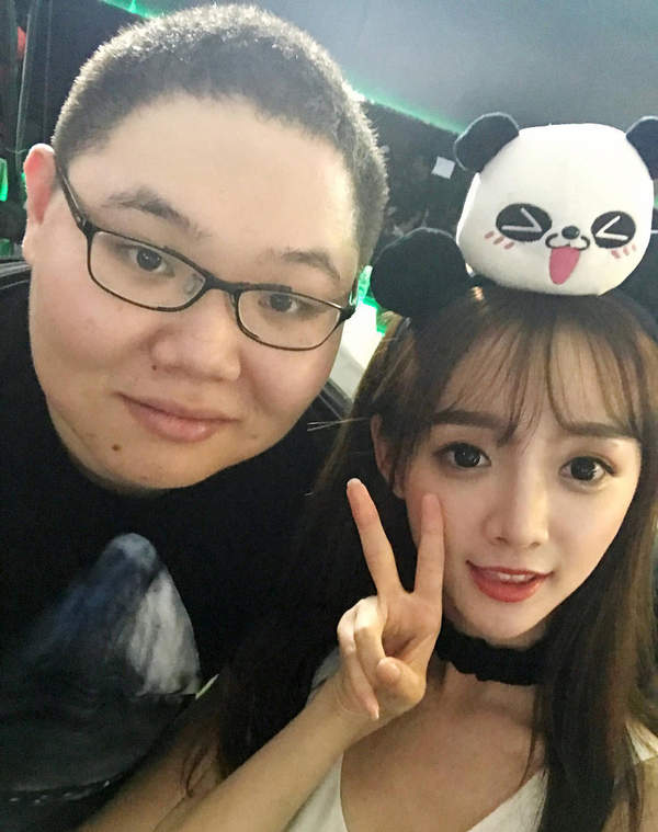 她是cj上最美showgirl pdd与她合影都不禁嘴角上扬