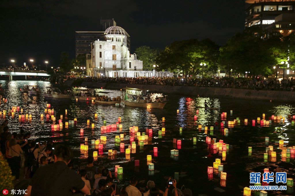 日本民众放河灯纪念广岛原子弹爆炸72周年