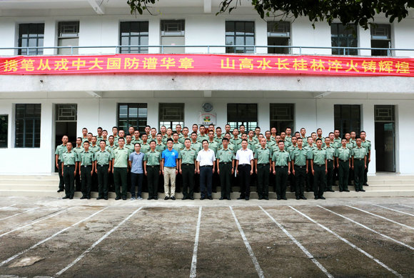 座谈会上,余敏斌副书记代表学校向陆军特种作战学院承训官兵表示感谢