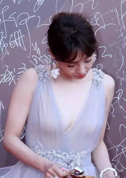 白百何又出名了,真空上阵捞金!网友:胸都看到了