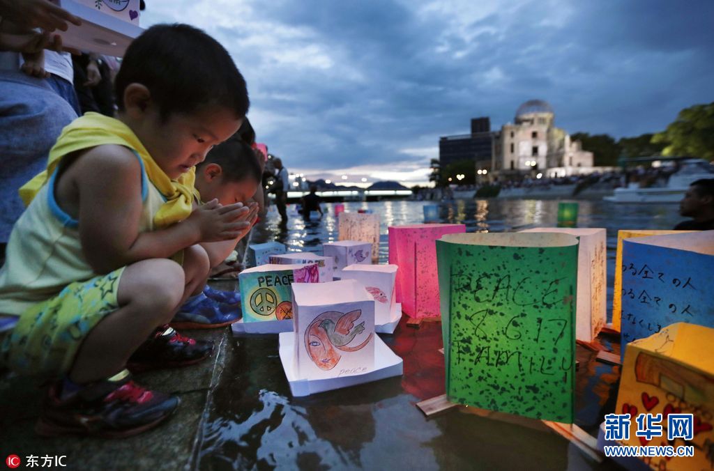 日本民众放河灯纪念广岛原子弹爆炸72周年